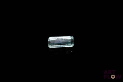 une image représentant une bouteille en verre posée sur une surface noire