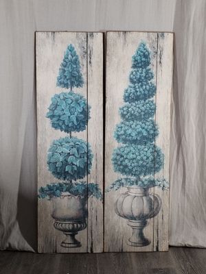 deux grands panneaux en bois sur lesquels sont représentées des fleurs bleues dans des vases