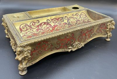 une boîte dorée et rouge posée sur une table