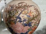 de nombreux vases exposés dans une vitrine