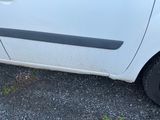 une petite voiture blanche garée sur le parking