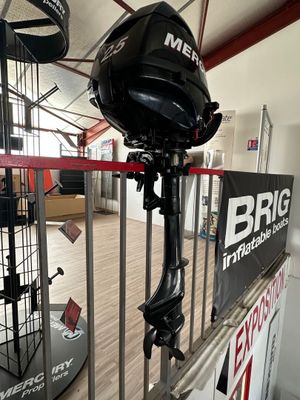 une photo d'un moteur de bateau exposé dans un magasin