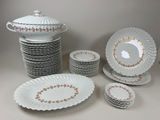 plusieurs assiettes et bols posés sur une table