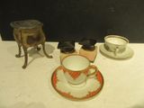 une tasse et une soucoupe posées sur une table, à côté d'une bougie
