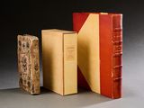 deux vieux livres posés l'un à côté de l'autre sur une table