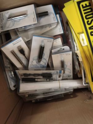 une boîte en carton remplie d'appareils électroniques et d'autres objets
