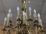 un lustre suspendu au plafond