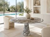 une table en marbre au milieu d'un salon