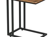 une table d'appoint en bois munie de roulettes et d'un plateau en bois