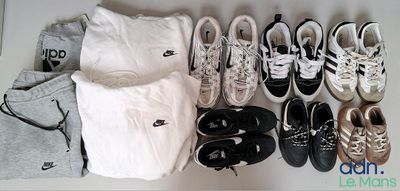 plusieurs paires de chaussures posées sur une table