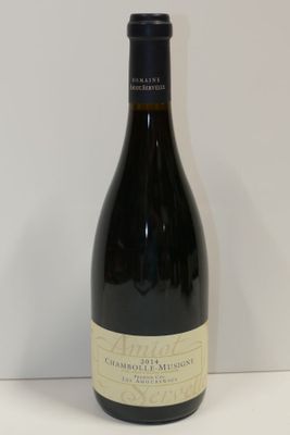 une bouteille de vin posée sur une table