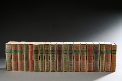plusieurs vieux livres sont empilés sur une table