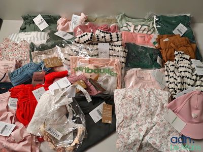 un tas de vêtements posés sur une table