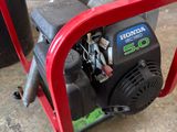 un petit moteur posé sur le sol