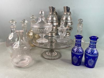 beaucoup de vases en verre posés sur une table