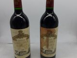 deux bouteilles de vin posées l'une à côté de l'autre sur une table