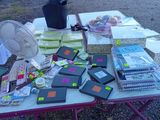une table sur laquelle sont posés de nombreux livres et papiers