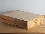 une boîte en bois posée sur une table