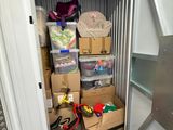 un petit local de rangement contenant de nombreux cartons et divers objets
