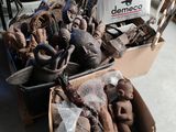 deux cartons contenant des sculptures en argile posés par terre, à côté d'un carton contenant d'autres objets