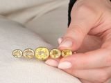 une femme qui tient quelques pièces d'or dans la main