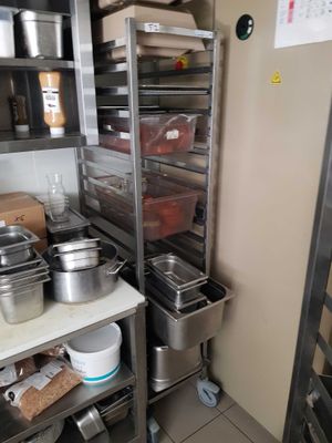de nombreuses casseroles et poêles sur les étagères de la cuisine