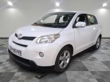 une photo d'une Toyota Yaris blanche garée dans un garage