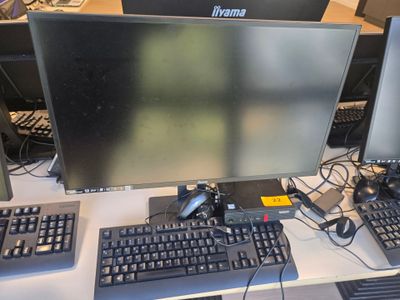 un bureau équipé d'un ordinateur, d'un clavier, d'une souris et d'un écran