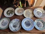 un grand nombre d'assiettes posées sur une table