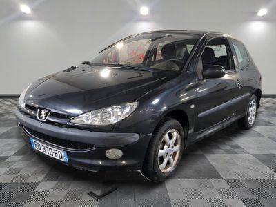 la photo d'une voiture noire garée dans un garage