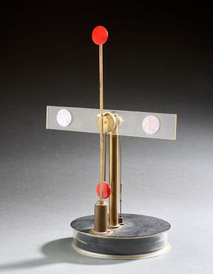 une image représentant un objet métallique surmonté d'une boule rouge
