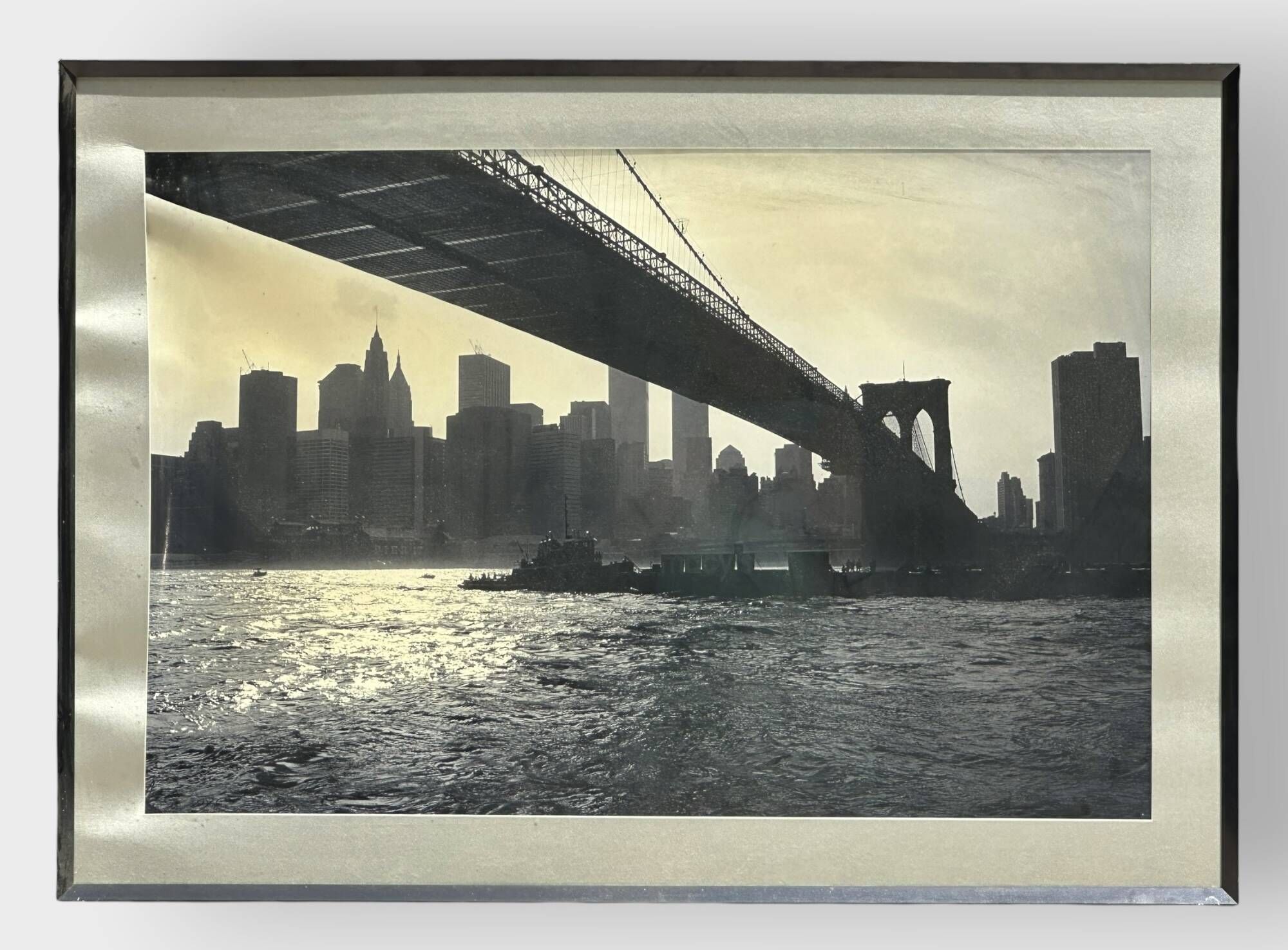 Vue sur les Twin Towers sous le pont de Brooklyn - NYC Photographie en noir et blanc. Signé en bas à droite, situé en...