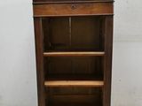 une vieille bibliothèque en bois surmontée de trois étagères