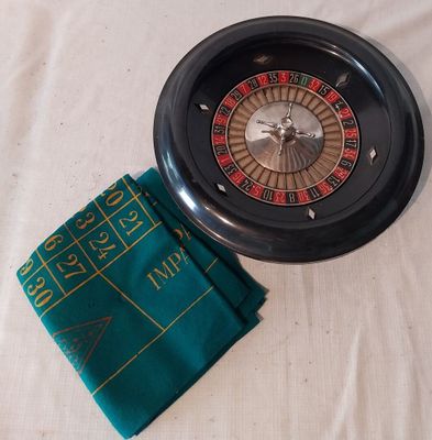 une roulette de casino et un tapis posé sur une table