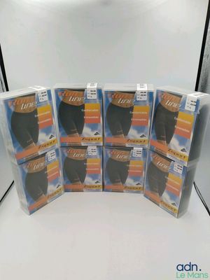 quatre paquets d'extensions de cheveux noires et orange exposés dans un magasin