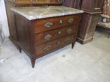 une commode en marbre dans une pièce