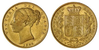 une pièce souveraine en or surmontée d'une couronne
