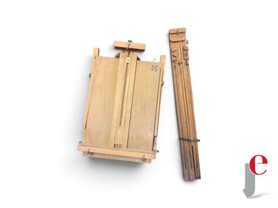 la photo d'une photo représentant un chevalet en bois et un morceau de bois