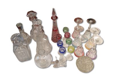 un grand nombre de bouteilles en verre posées sur une table