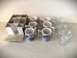 quatre tasses et une boîte de verres vides sur la table