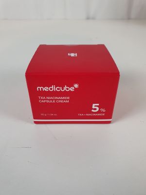 La boîte est rouge et blanche et comporte un petit logo.