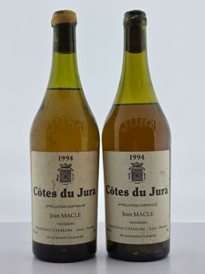 deux bouteilles de vin posées l'une à côté de l'autre sur une table