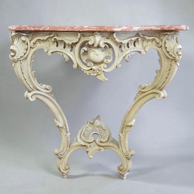 une image d'une table avec un plateau en marbre