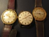 trois montres sont posées les unes à côté des autres sur une table