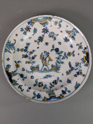 assiette bleue et blanche ornée d'un motif représentant un oiseau et des fleurs