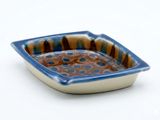 un bol bleu et blanc orné d'un motif marron