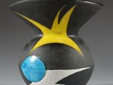 un vase noir orné d'un motif jaune et bleu