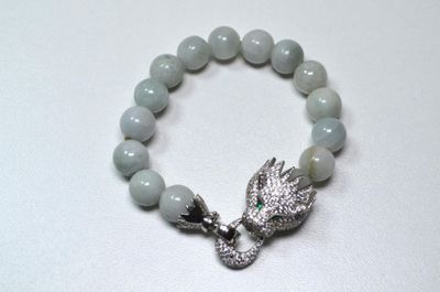 un bracelet orné d'un oiseau, posé sur une table