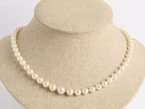 gros plan d'un collier de perles sur un mannequin