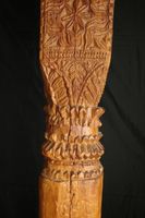 Deux colonnes en pin sculpté avec leur console à décor d'enr… (photo 2)